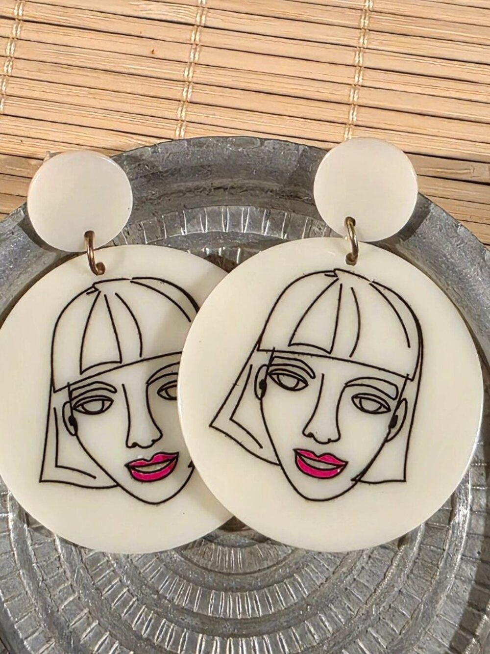 80s Retro Style Artsy Woman Red LIps Face Vintage Lucite Pendant Dangle earrings